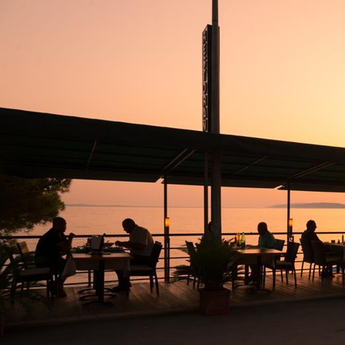 Hotel Park, Makarska outdoor dining facilities next to the sea at sunset